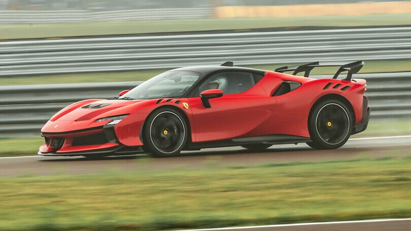 Ferrari, il giro record della SF90 XX Stradale a Fiorano