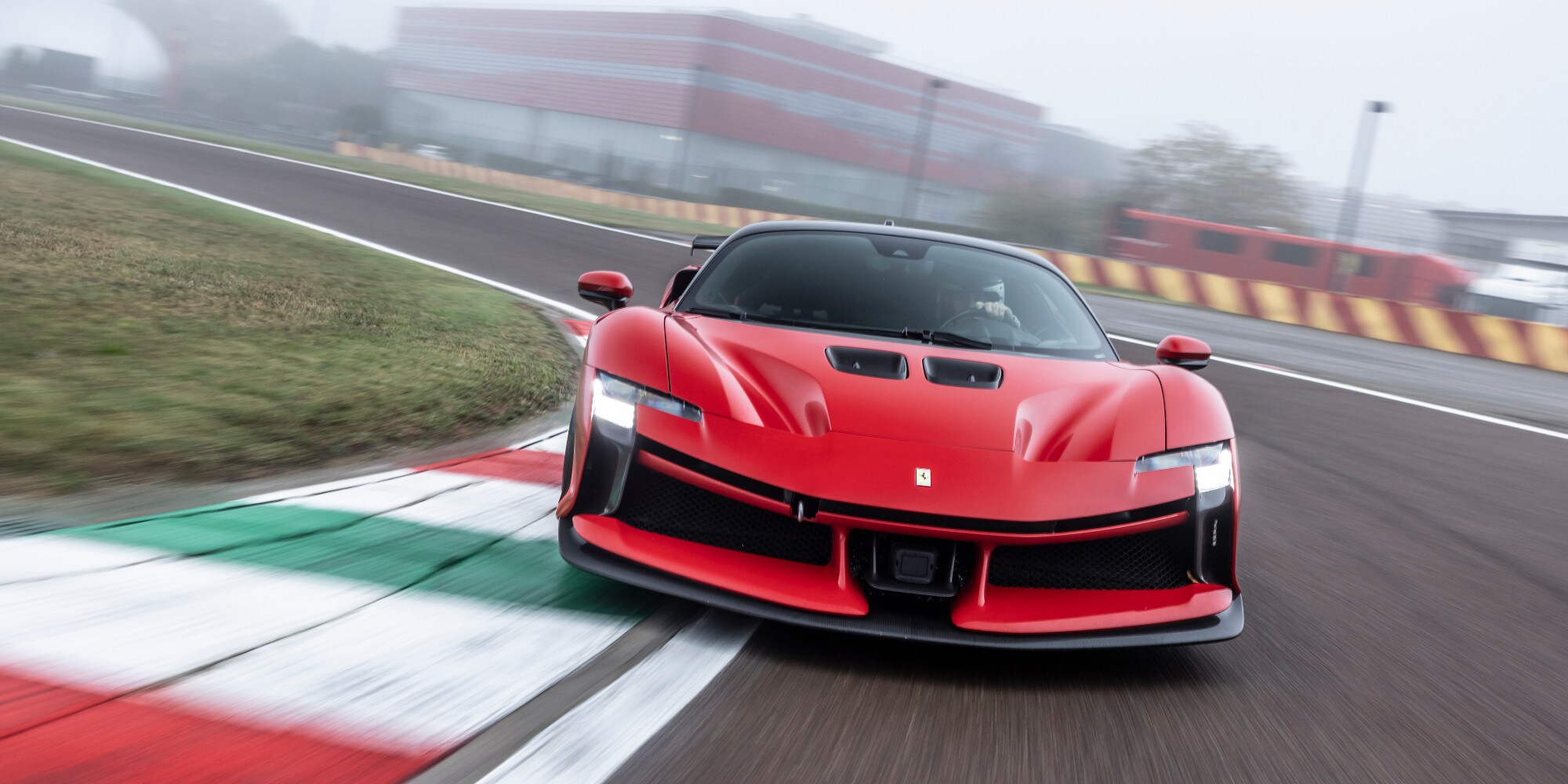Ferrari SF90, la nuova XX Stradale segna il nuovo record a Fiorano