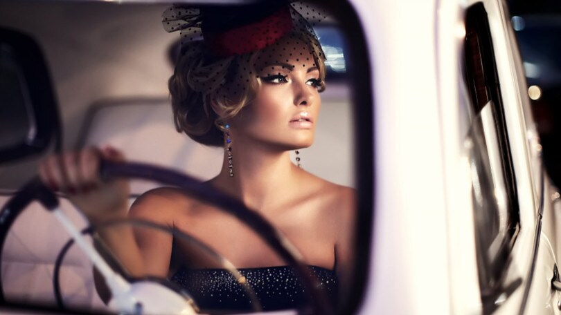 5 Donne belle e famose con le loro auto che le rappresentano al meglio