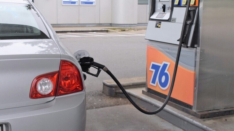 Caro benzina in discesa: i nuovi prezzi medi nazionali