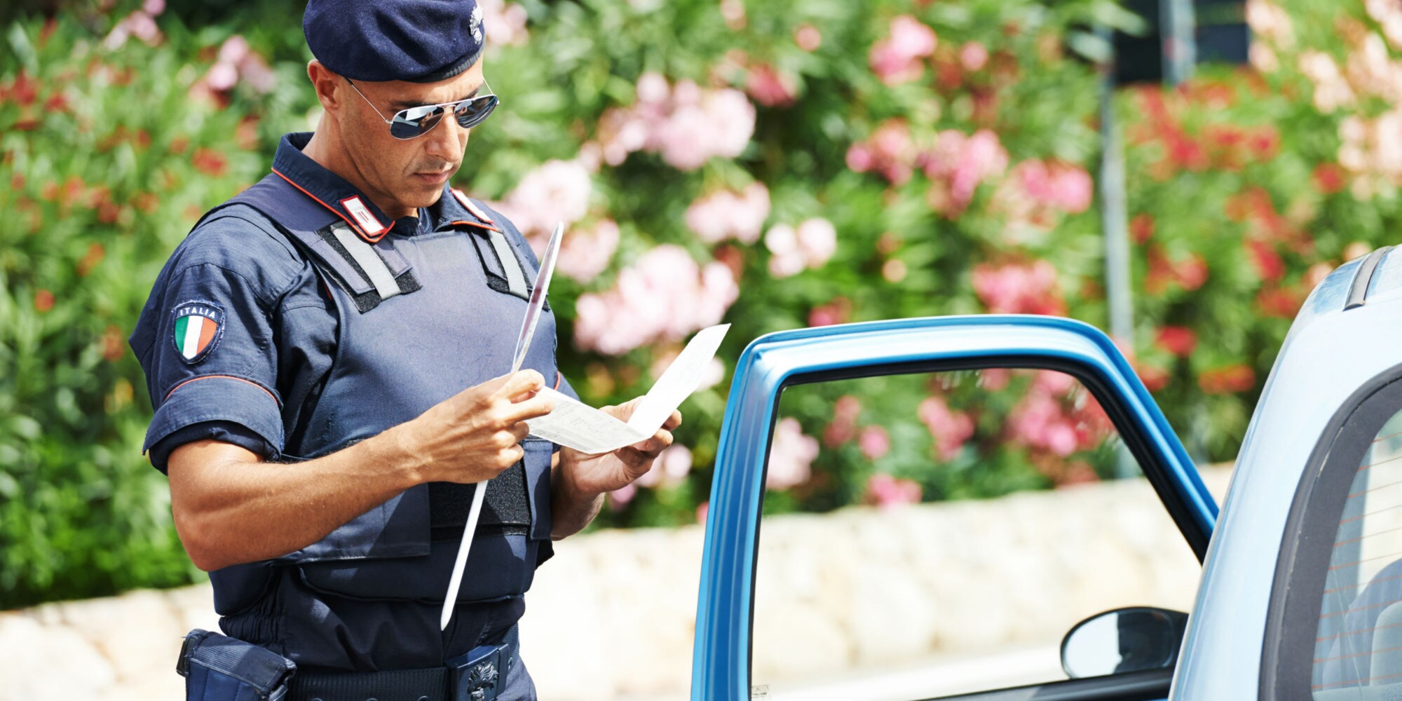 Evitare le multe: documenti e presìdi da avere sempre in auto con sé