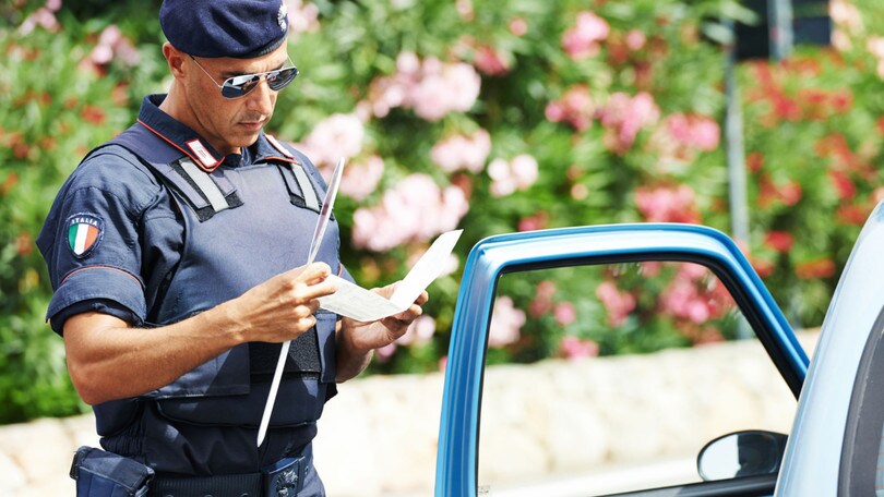 Evitare le multe: documenti e presìdi da avere sempre in auto con sé
