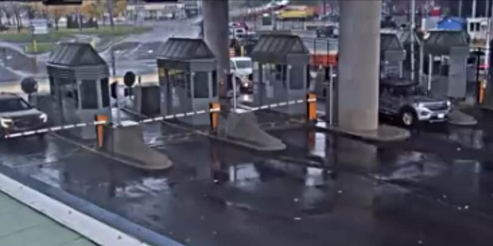 Auto in accelerazione plana ed esplode al Raimbow Bridge