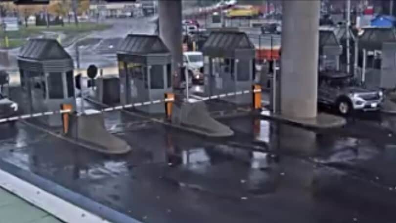 Auto in accelerazione plana ed esplode al Raimbow Bridge