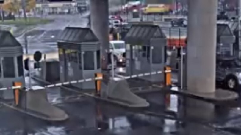 Auto decolla ed esplode: l'assurdo incidente alle Cascate del Niagara VIDEO