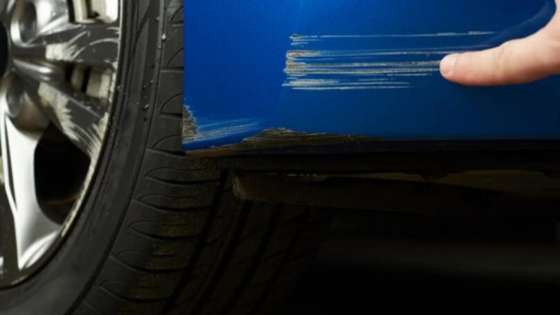 Auto graffiata, 3 tecniche per sistemarla da soli