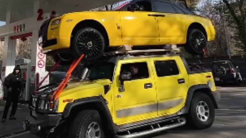 Scene da film in Kazakistan: un Hummer H2 trasporta una Rolls-Royce