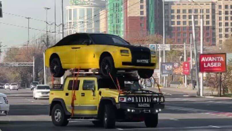 Avete mai visto una Rolls-Royce "trasportata" da un Hummer?