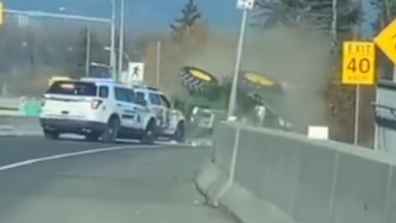 Panico in autostrada: Polizia sperona, colpisce e fa ribaltare un trattore