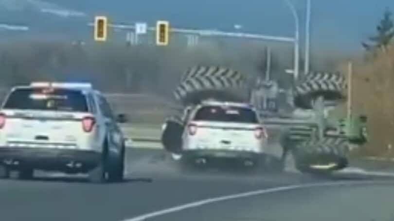 Polizia sperona un trattore e lo fa ribaltare: il video diventa virale