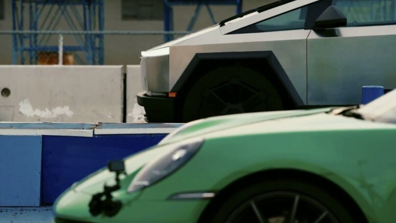 La Tesla Cybertruck batte una Porsche 911 trainandone un'altra