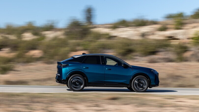 Peugeot e-3008, il primo test dell'elettrica