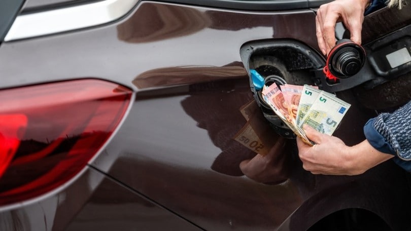 Auto, quanto mi costi: il prezzo per una famiglia italiana è altissimo