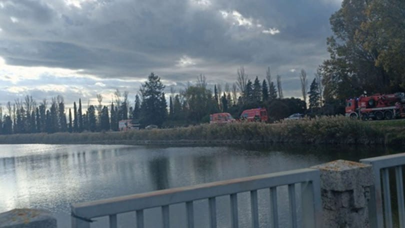 Dimentica il freno a mano e l’auto finisce nel canale