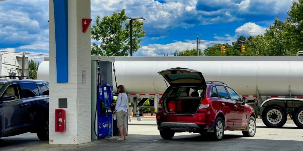 Caro carburanti: benzina e diesel scendono ancora