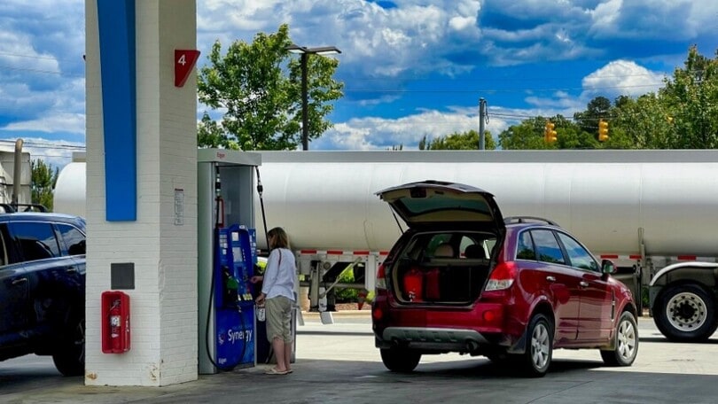 Caro carburanti: benzina e diesel scendono ancora