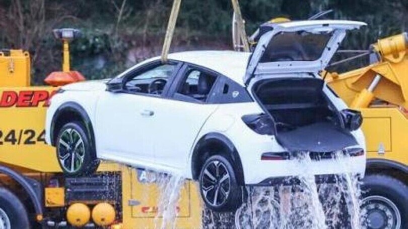 Lancia Ypsilon tirata fuori da un canale: incidente o trovata pubblicitaria?