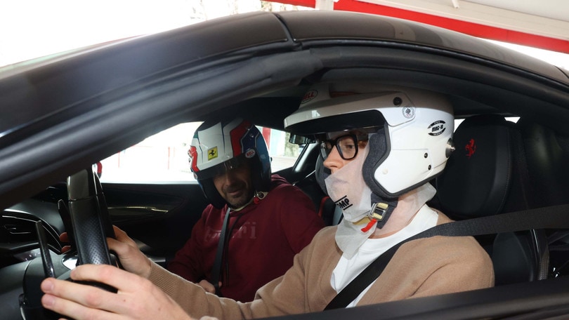 Sinner in visita a Maranello "il suono della Ferrari è unico"