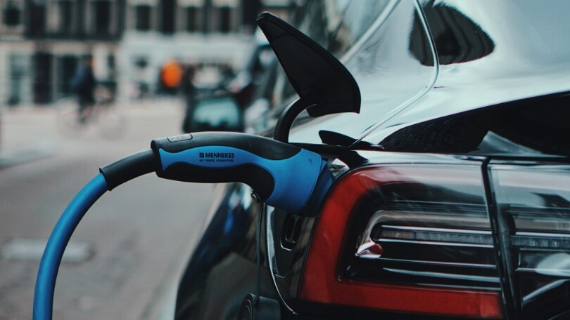 Francia, Macron e il suo progetto delle e-car a 100 euro al mese