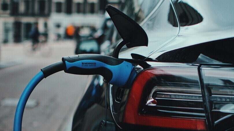 Francia, Macron e il suo progetto delle e-car a 100 euro al mese