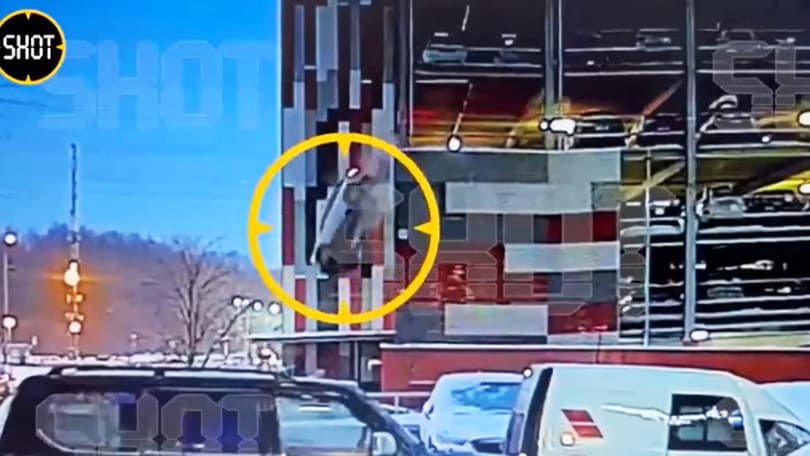 Pazzesco: perde il controllo dell'auto e cade dal quarto piano