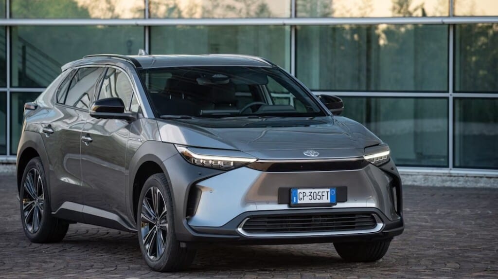 Auto elettrica troppo silenziosa? Toyota ti fa scaricare il suono del motore