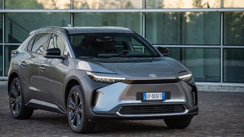 Auto elettrica troppo silenziosa? Toyota ti fa scaricare il suono del motore