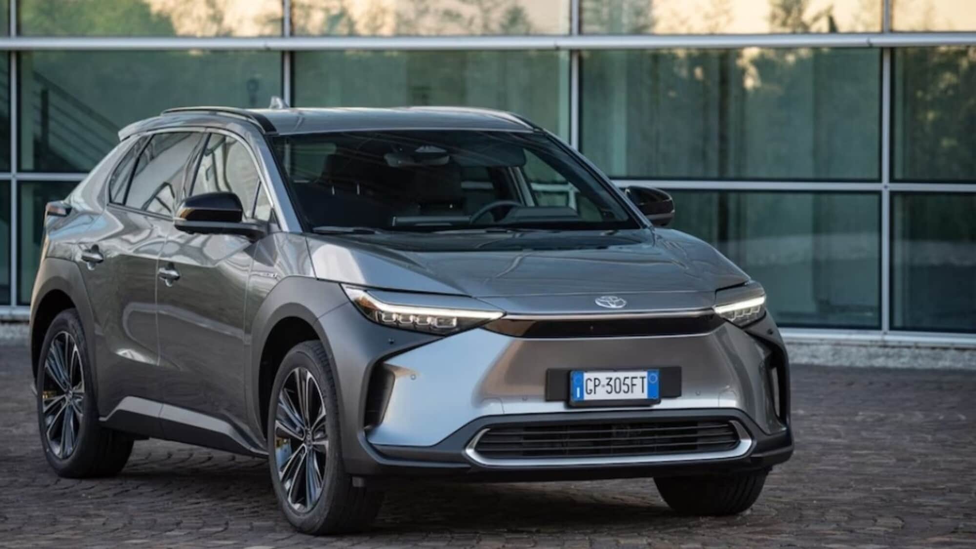 Auto elettrica troppo silenziosa? Toyota ti fa scaricare il suono del motore