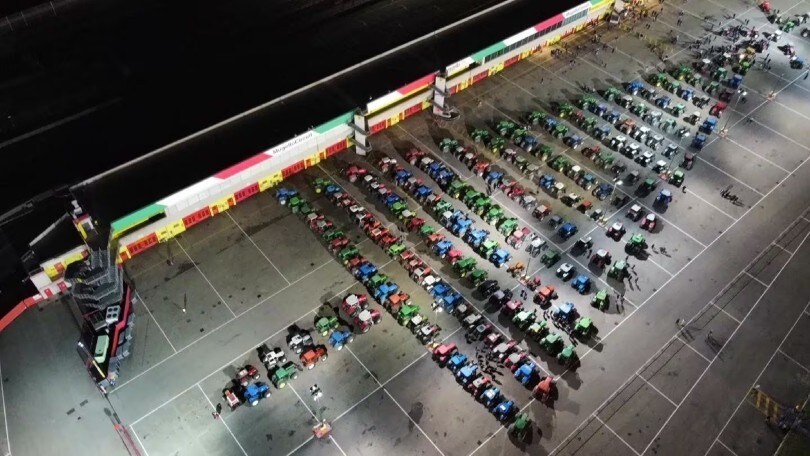 Al Mugello è Guinness dei record: 213 trattori illuminano il Natale