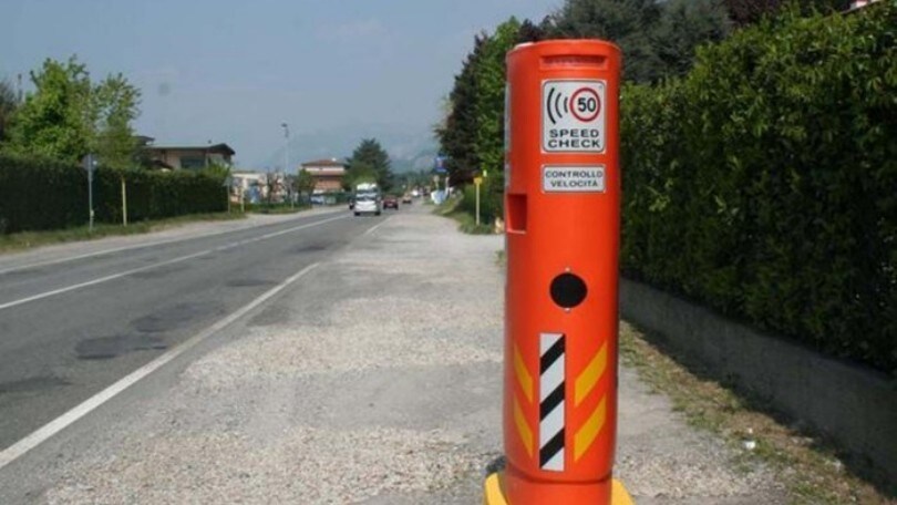 Polizia gli installa un dissuasore di velocità davanti casa, poi lo multa: l'assurda storia