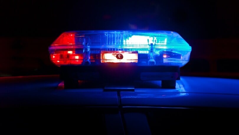 Se ti imbatti in un'auto con la luce blu non è la Polizia, ma una Mercedes