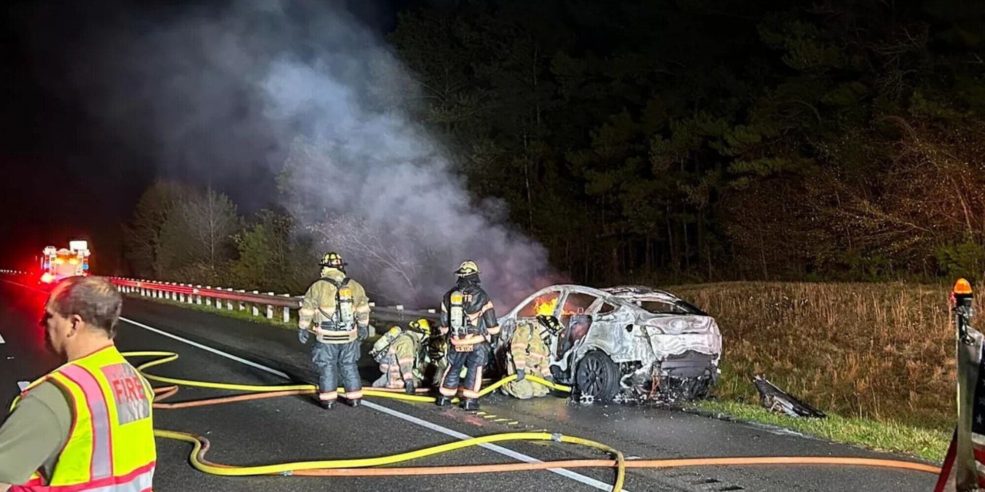 Tesla Model Y in fiamme, 135mila litri d'acqua per spegnerla!