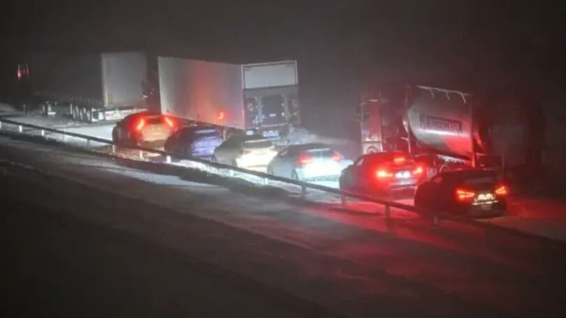 Svezia a -43 gradi: auto intrappolate nella neve e strade ghiacciate