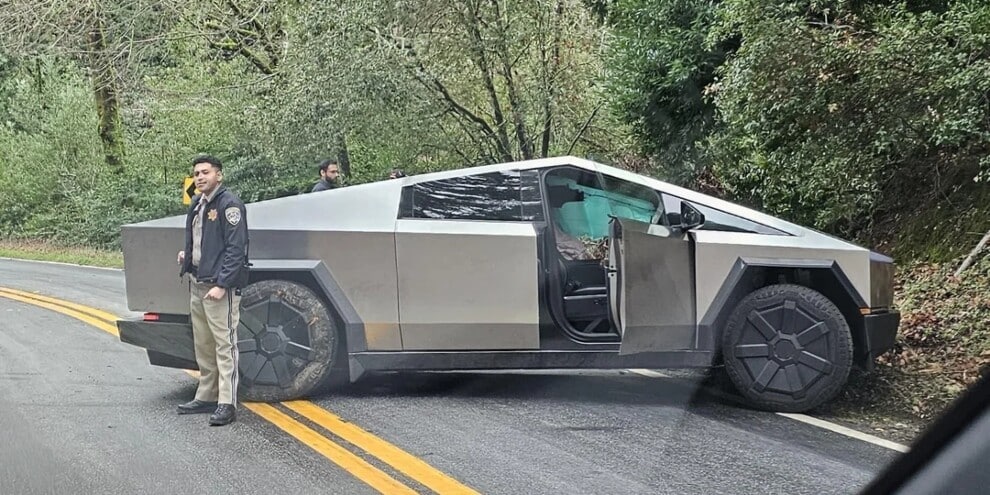 Il primo incidente (costosissimo) di una Tesla Cybertruck scatena la polemica