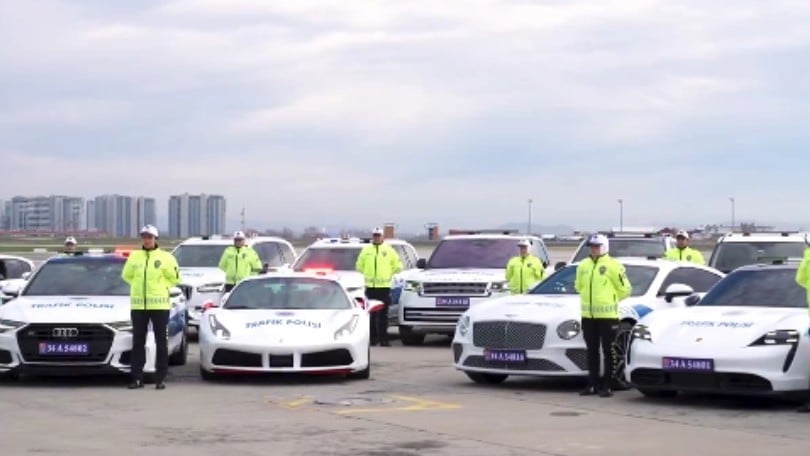 Quante Ferrari e Porsche confiscate: ora le usa la Polizia turca