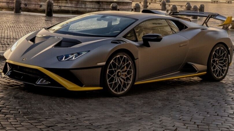 Lascia la Lamborghini in divieto di sosta nella Ztl: la multa è ridicola