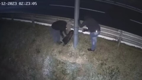 Ripresi mentre abbattono un autovelox: il video diventa virale