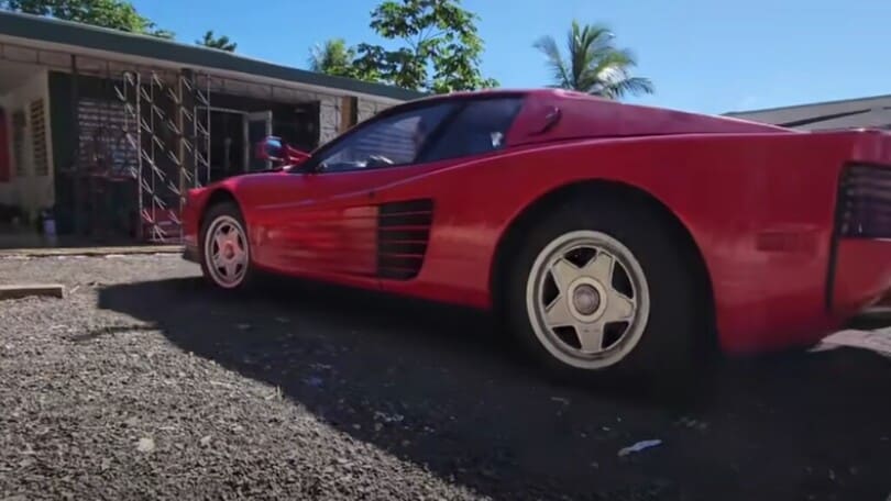 Una Ferrari Testarossa abbandonata per 17 anni è tornata a splendere