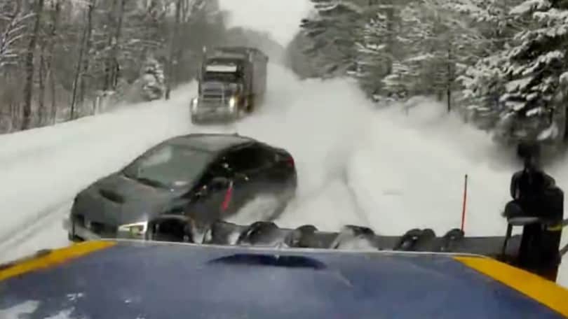 New York, auto finisce su uno spazzaneve e si spacca in due