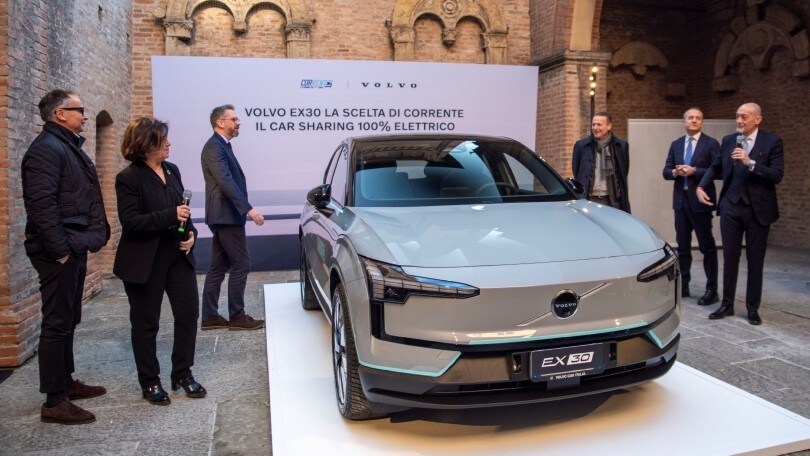 Bologna fa 30 più 30, con le Volvo EX30 in car sharing
