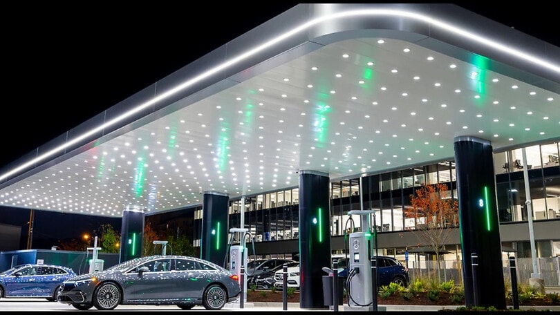 Contrattacco, alleanza BMW-Mercedes per stazioni di ricarica in Cina