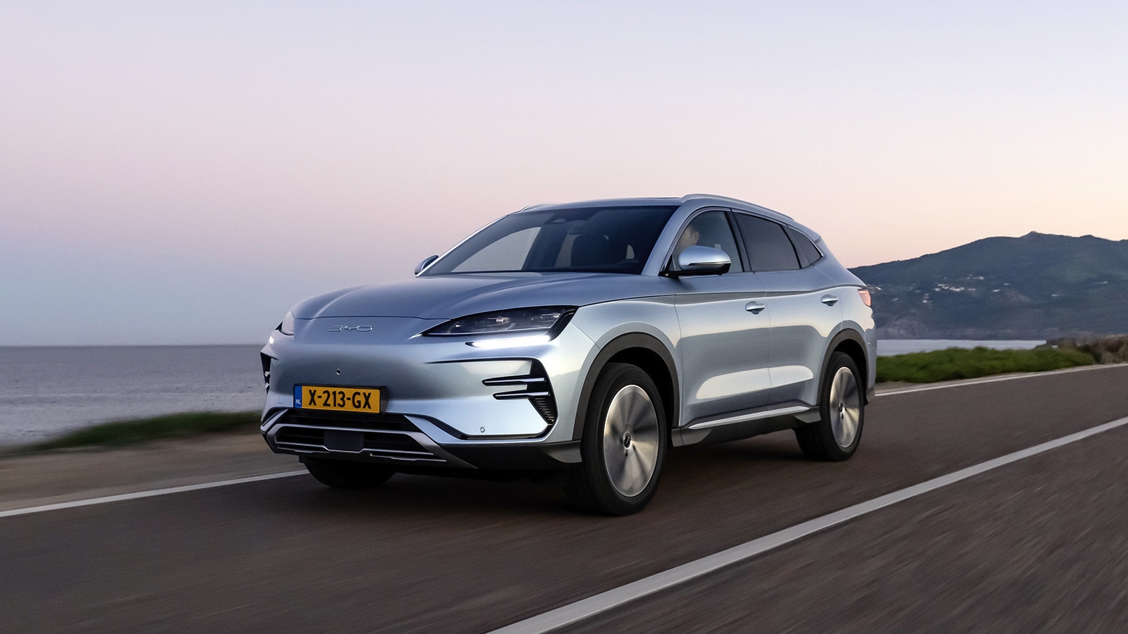 BYD Seal U, foto del Suv confortevole ed efficiente