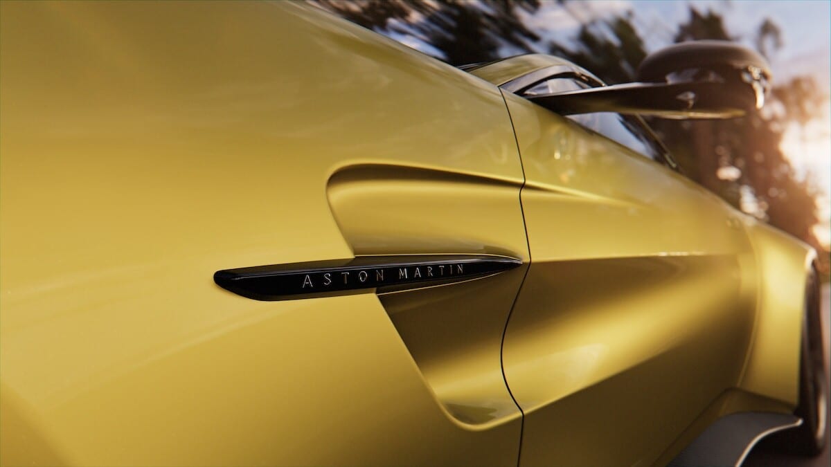 Nuova Aston Martin Vantage divide la scena con la F1