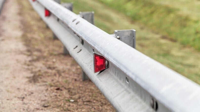 Allarme guardrail: non reggono gli incidenti delle auto elettriche