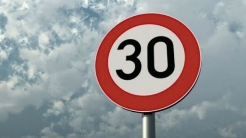 Con il trattore abbatte i limiti da 30 km/h: dopo Fleximan arriva Cartelman