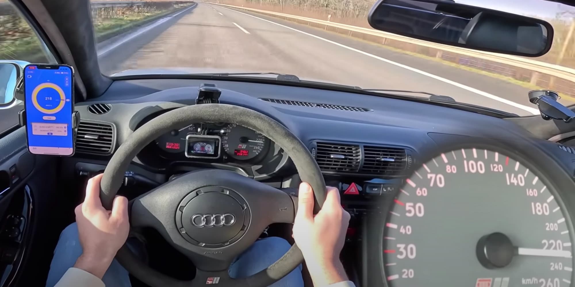 Su una vecchia Audi a 240 km/h… fino al botto!