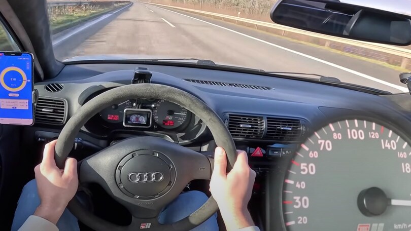 Su una vecchia Audi a 240 km/h… fino al botto!