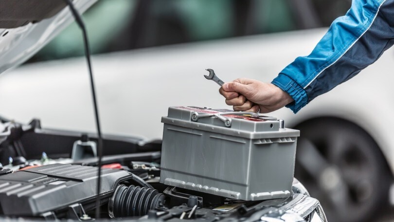 Vuoi riparare l'auto elettrica? Prima però prendi il palo anti folgorazione!