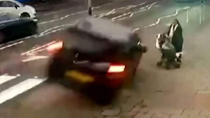 Mamma eroica: l'auto sbanda ma grazie ai suoi riflessi salva la figlia