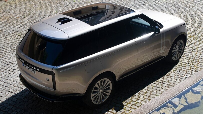 Jaguar e Land Rover, più ibride plug-in e qualche elettrica in meno